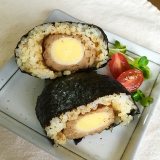 ゆで卵を包んだ肉団子で海苔たまご飯包みおにぎり♡